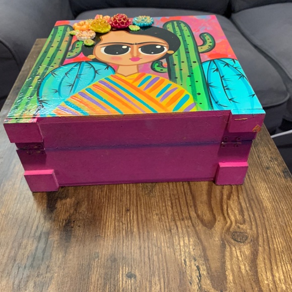 Hand-Painted Frida Kahlo Jewelry Art Box โ A Unique Find from Mexico - Picture 5 of 14